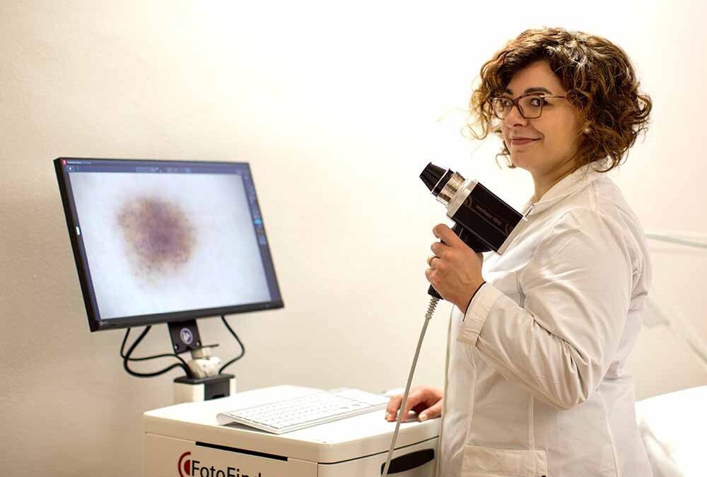La visita dermatologica ai nei: il problema della nudità e il contatto fisico